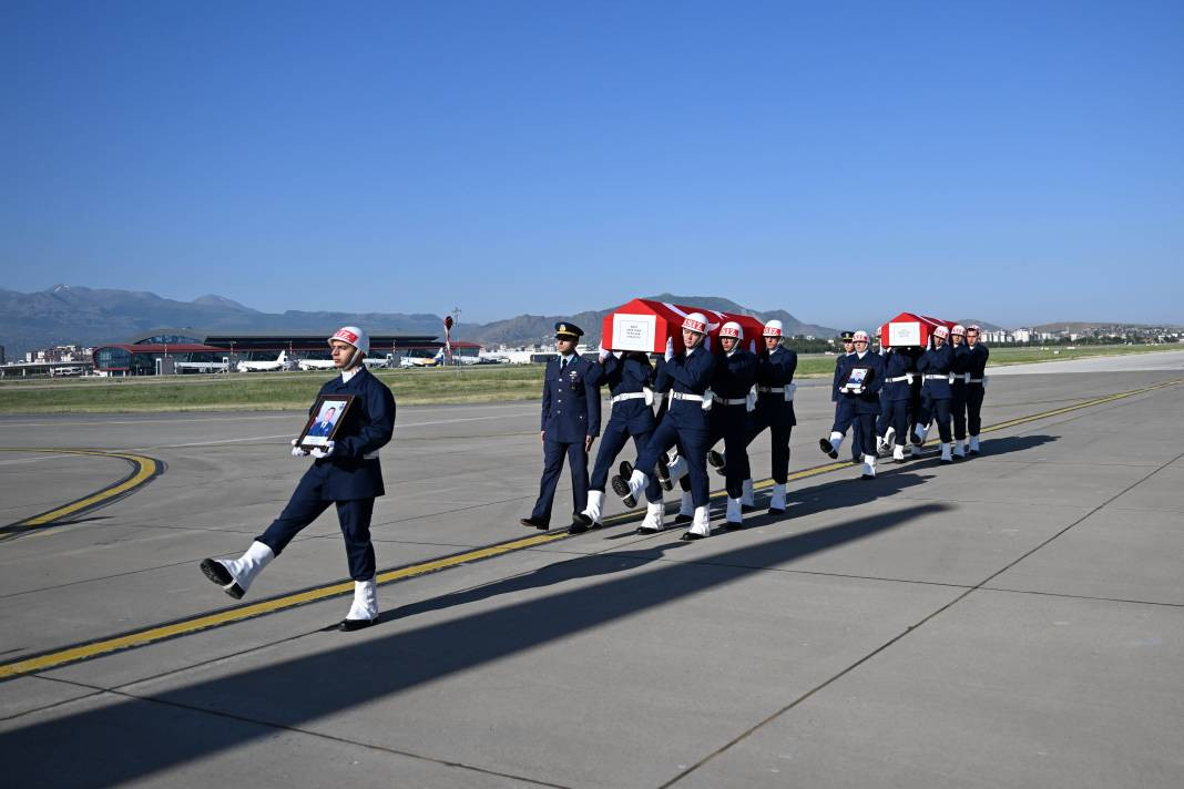 Uçak kazasında şehit olan 2 albay için komutanlıkta tören - Resim: 17
